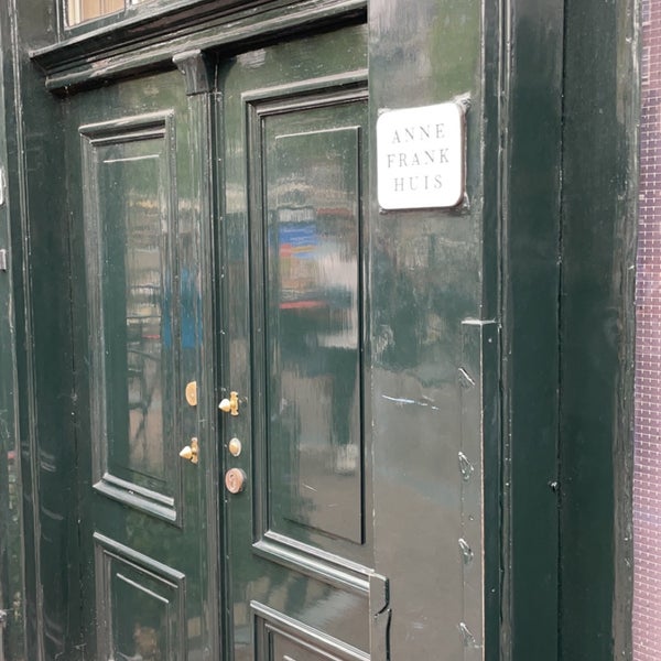Foto tirada no(a) Casa de Anne Frank por M Spursy em 8/24/2023
