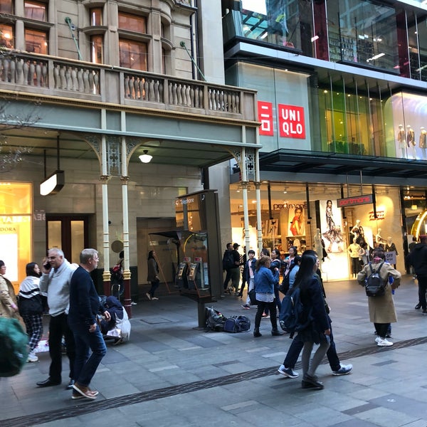 Foto tirada no(a) Pitt Street Mall por JK em 8/17/2018