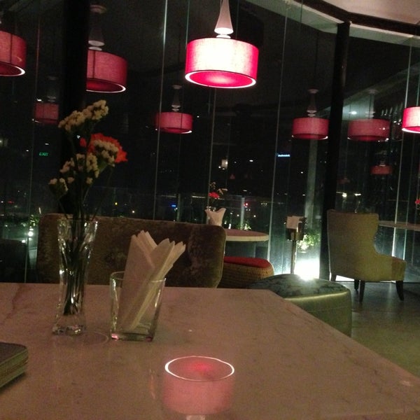 4/10/2013에 Phuong C.님이 Cielo 13 Sky Bar &amp; Restaurant에서 찍은 사진