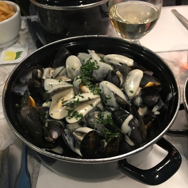 Good restaurant. I ate mussels with rockfor cheese, it’s very good but very simple. Fresh foods including oysters. Recommend