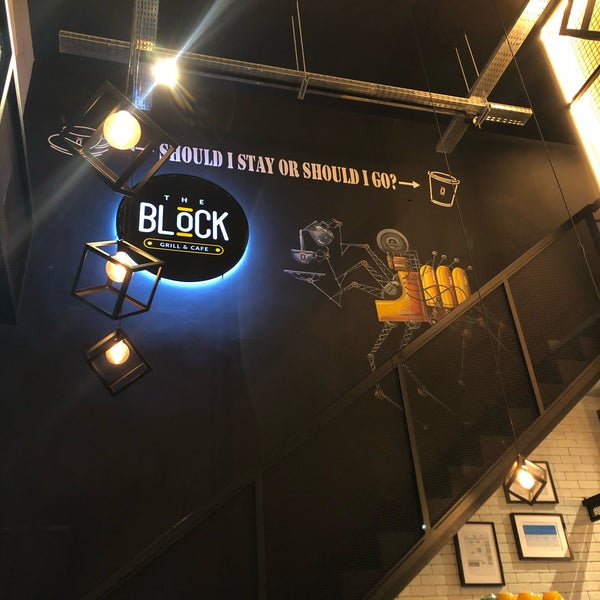 Foto scattata a The Block Grill &amp; Cafe da S . il 10/25/2019