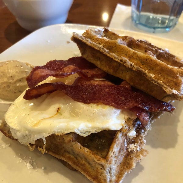 Photo taken at Dame&#39;s Chicken &amp; Waffles by Shannon V. on 11/11/2018