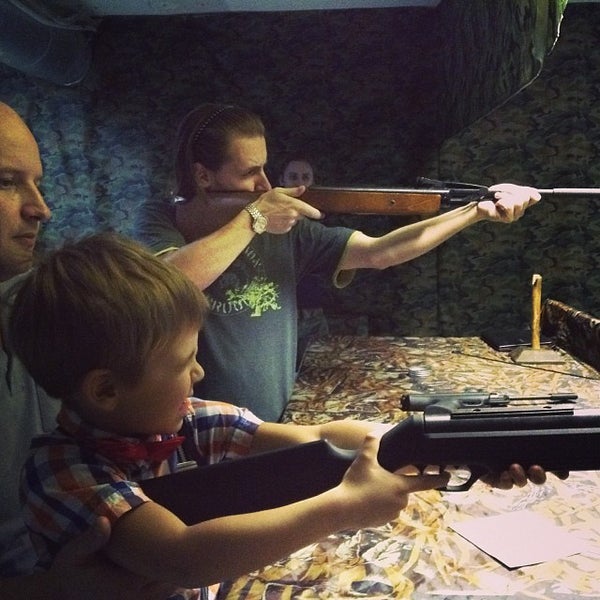 Стрелок в тире 0 5. Стрелковый тир мишень пятигорск. Тир спарта. Стрельба из автомата. Стрелок в тире 0 5.