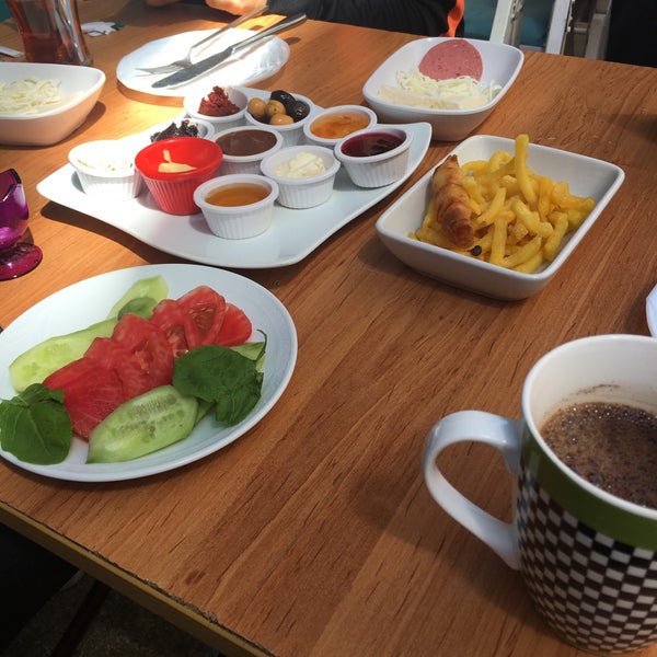 Снимок сделан в Mavi Kahvaltı &amp; Cafe пользователем Özge U. 5/8/2016