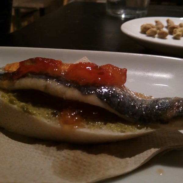 1'80€ la sardina de lata en una pobre rebanada de pan... claro, todo muy exquisito y preparado!