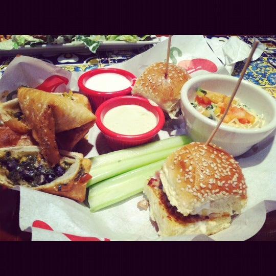 รูปภาพถ่ายที่ Chili&#39;s Grill &amp; Bar โดย Paige K. เมื่อ 10/5/2012