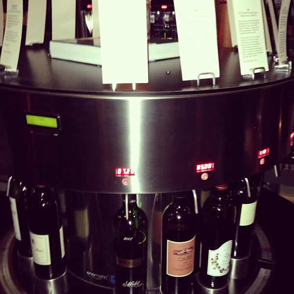 Foto diambil di 3Twenty Wine Lounge oleh Candi B. pada 2/10/2013