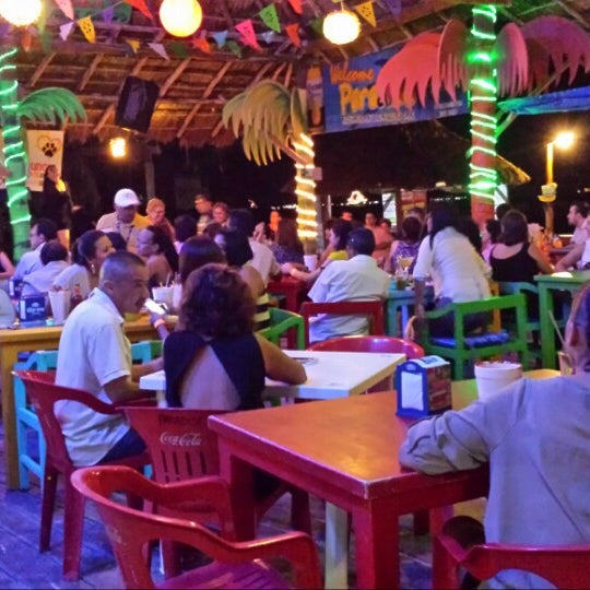 Foto tomada en Paradise Restaurant &amp; Beach Bar  por Francesca Z. el 8/24/2013