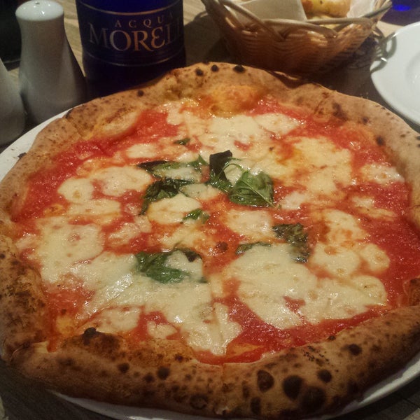 Order the margherita pizza. Simply delicious!!