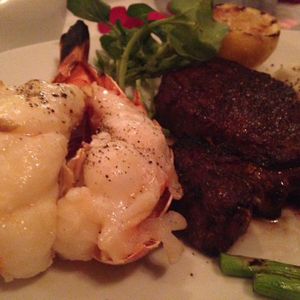 Photo prise au Desmond&#39;s Steakhouse par Frances A. le2/15/2014
