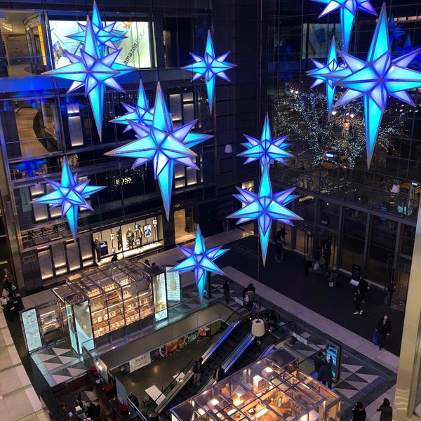 Снимок сделан в The Shops at Columbus Circle пользователем Frances A. 12/2/2021