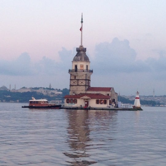 รูปภาพถ่ายที่ Kız Kulesi โดย Barış O. เมื่อ 6/9/2013