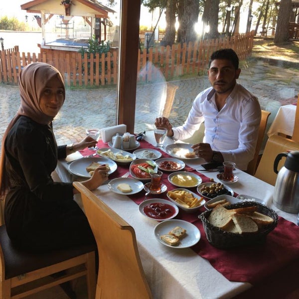 รูปภาพถ่ายที่ Abant Çamlık Restoran โดย Kerim A. เมื่อ 10/9/2019