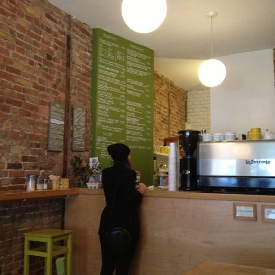 รูปภาพถ่ายที่ Local Café โดย Lee A. เมื่อ 12/11/2012