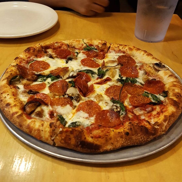 Foto tirada no(a) Savage Pizza por Kelly T. em 10/2/2015