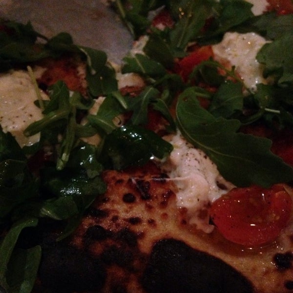 Foto scattata a Burrata Wood Fired Pizza da Paul C. il 11/28/2014