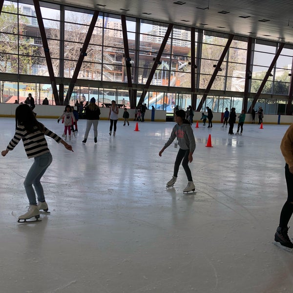 รูปภาพถ่ายที่ Yerba Buena Ice Skating &amp; Bowling Center โดย Soowan J. เมื่อ 3/25/2018