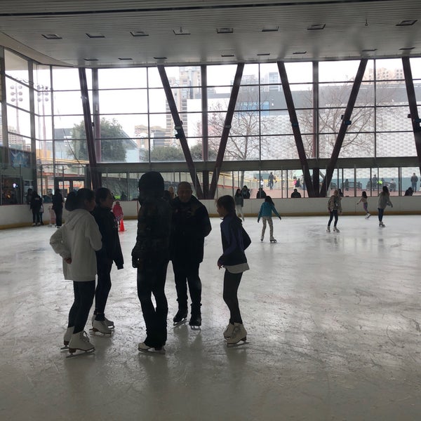 รูปภาพถ่ายที่ Yerba Buena Ice Skating &amp; Bowling Center โดย Soowan J. เมื่อ 1/20/2019