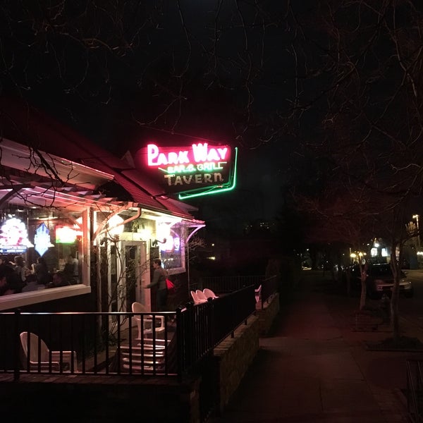 Foto tirada no(a) Parkway Tavern por Dan O. em 2/21/2016