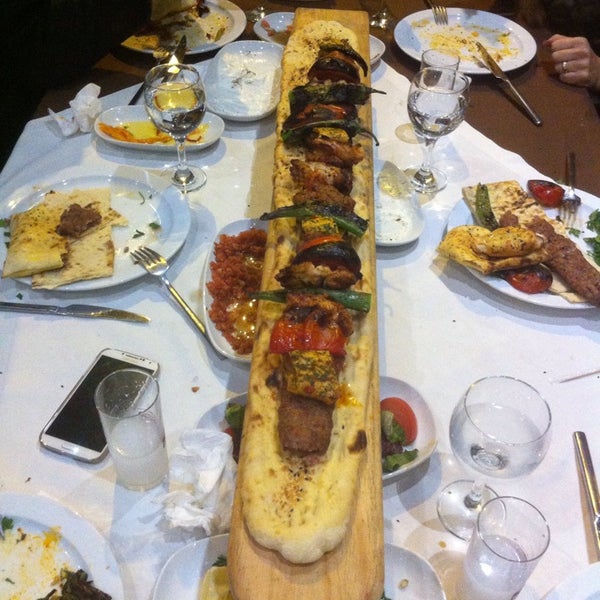 Снимок сделан в Adanalı Hasan Kolcuoğlu Restaurant пользователем Meriç K. 11/8/2013