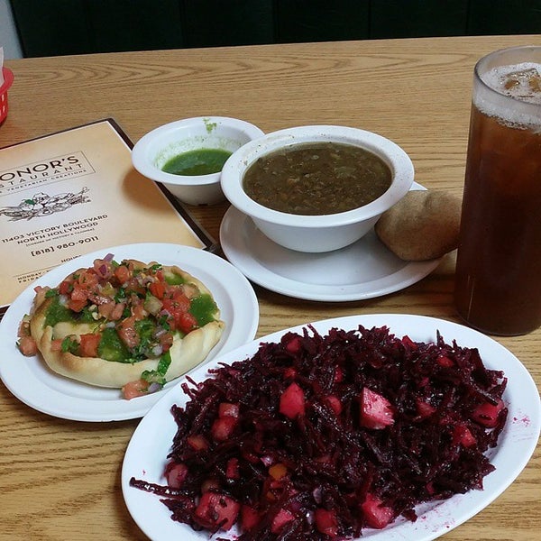 รูปภาพถ่ายที่ Leonor&#39;s Vegetarian Mexican Restaurant โดย Alex D. เมื่อ 12/3/2014