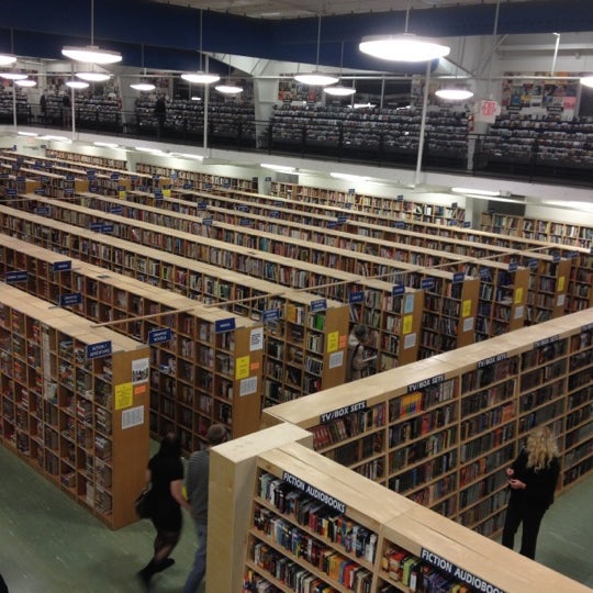 11/4/2012 tarihinde Dallas S.ziyaretçi tarafından McKay Used Books, CDs, Movies &amp; More'de çekilen fotoğraf