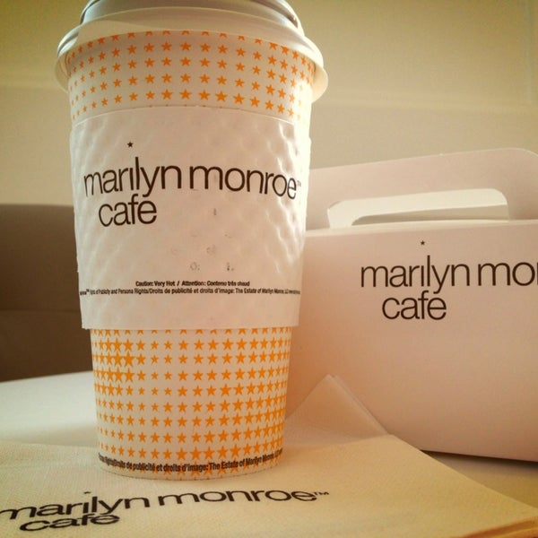 Снимок сделан в Marilyn Monroe Cafe пользователем KJ B. 4/23/2013