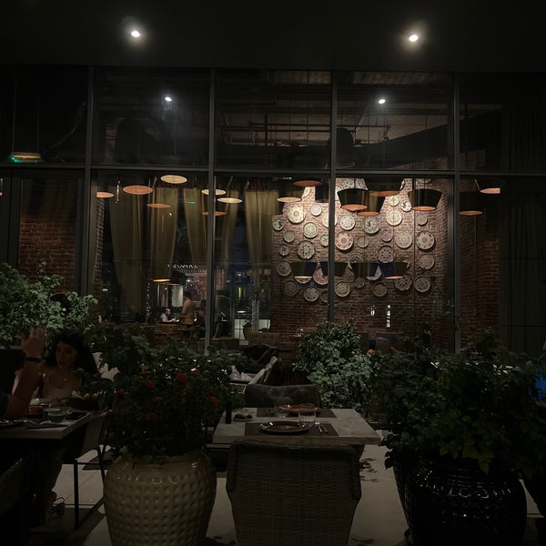 4/25/2022 tarihinde Andrew C.ziyaretçi tarafından Baku Cafe'de çekilen fotoğraf