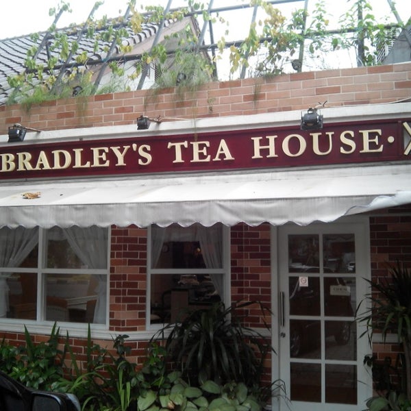 Foto tirada no(a) Bradley&#39;s Tea House por Franz S. em 8/3/2014