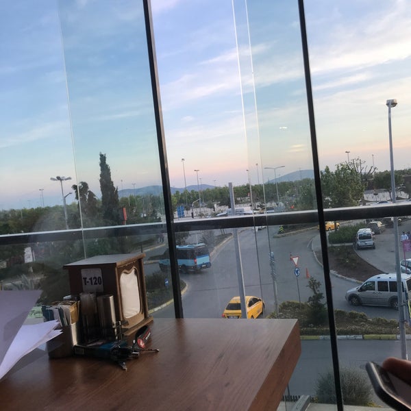 Foto diambil di Costa Cafe &amp; Restaurant oleh Koray A. pada 5/13/2019