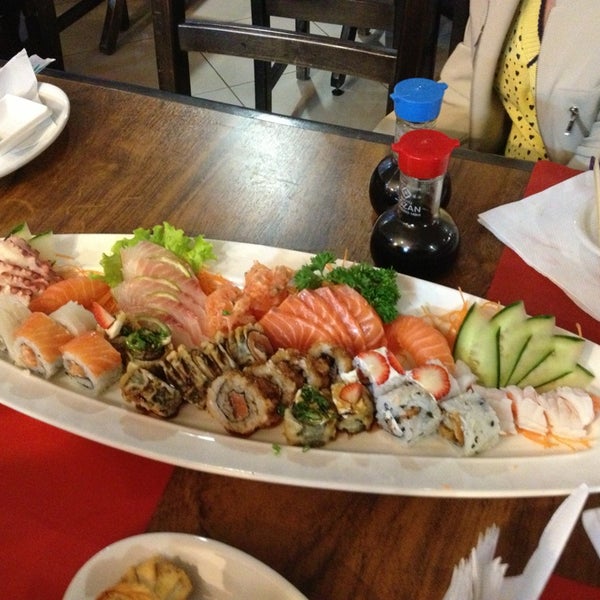 Photo taken at Sensei Lounge Sushi by Marcela Lourenço C. on 2/8/2013