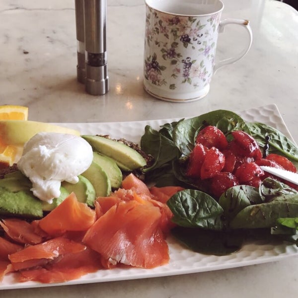 Lovely staff, cozy ambience, and delicious breakfast by the harbor. Try the Healthy Belly Filler with smoked salmon and avocado. Great coffee.