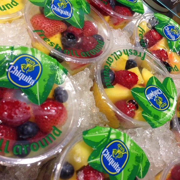 Fruits bar. Fruit bar. Нарезанные фрукты в магазине. Fast fruit bar химки. Apple bar.
