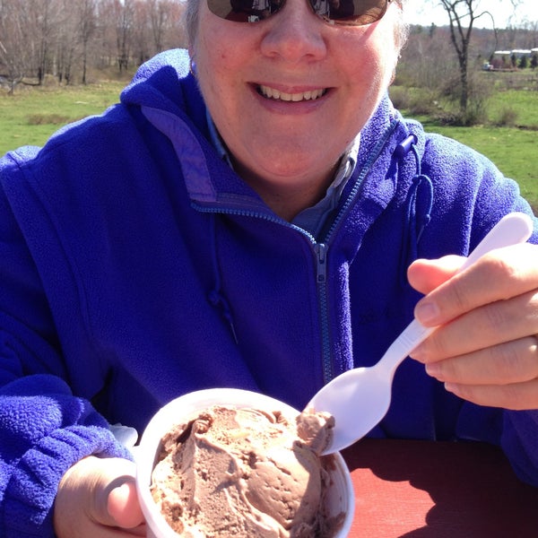4/21/2013 tarihinde Bob Z.ziyaretçi tarafından Rota Spring Ice Cream'de çekilen fotoğraf