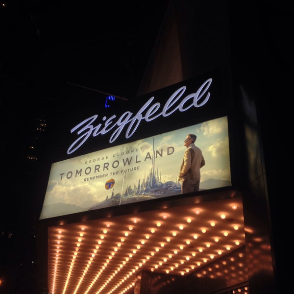 5/22/2015 tarihinde David Andrew A.ziyaretçi tarafından Ziegfeld Theater - Bow Tie Cinemas'de çekilen fotoğraf
