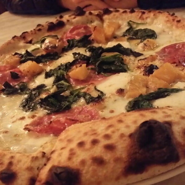 Foto diambil di 800 Degrees Neapolitan Pizzeria oleh Arif B. pada 12/24/2014