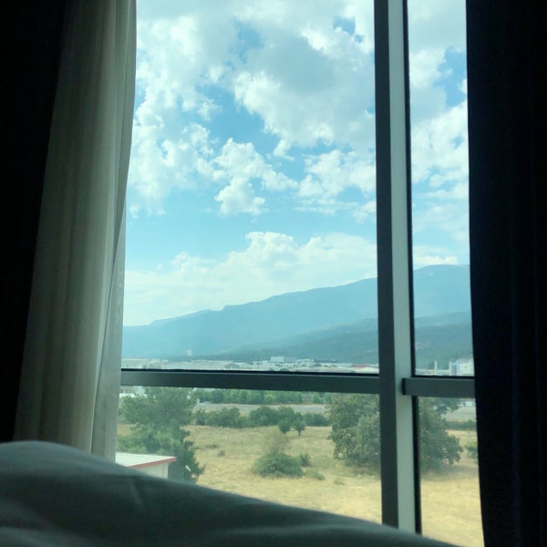 Das Foto wurde bei Ramada Hotel &amp; Suites Kemalpaşa von Haya🪽 am 7/14/2019 aufgenommen