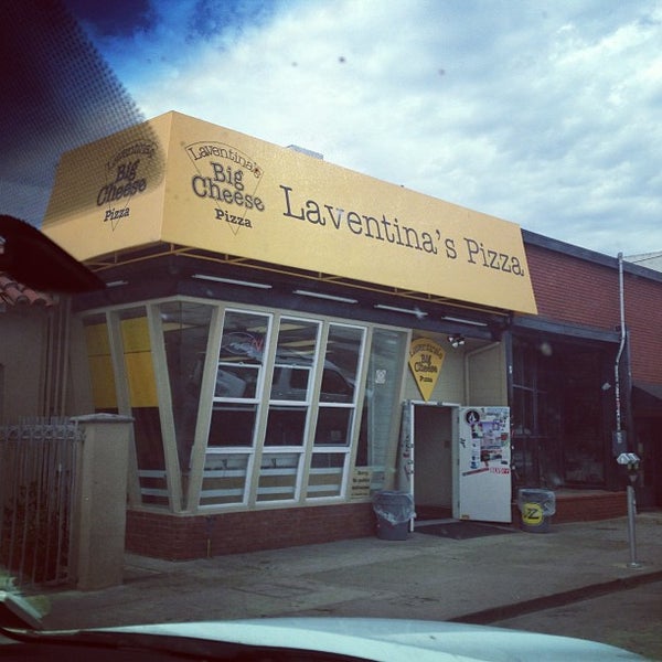 รูปภาพถ่ายที่ Laventina&#39;s Big Cheese Pizza โดย Wes F. เมื่อ 7/26/2013