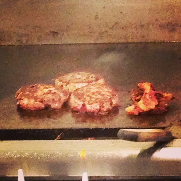4/6/2013에 Ethan G.님이 Mikey&#39;s Burger에서 찍은 사진