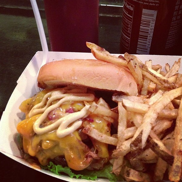 2/17/2013 tarihinde Ethan G.ziyaretçi tarafından Mikey&#39;s Burger'de çekilen fotoğraf