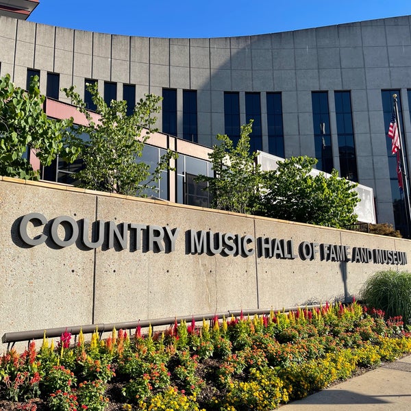 Foto diambil di Country Music Hall of Fame &amp; Museum oleh Dr Deko🩺💉🩻 pada 6/19/2022