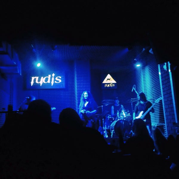 รูปภาพถ่ายที่ Rudis Bar โดย Göksu R. เมื่อ 5/5/2016