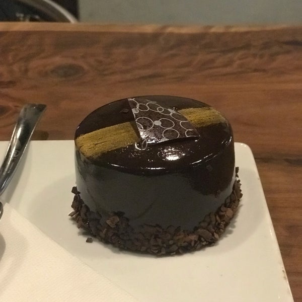 Photo taken at Figaro Dessert Cafe by Minhjamin H. on 4/25/2019