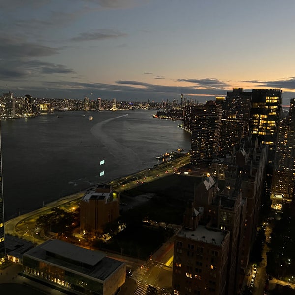 Foto scattata a Millennium Hilton New York One UN Plaza da Mark S. il 10/18/2021