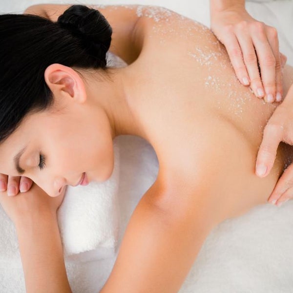 Абхьянга аюрведический. Тайский массаж. Девушка в спа салоне. Спа для лица и тела. Тайский массаж шейно-воротниковой зоны.