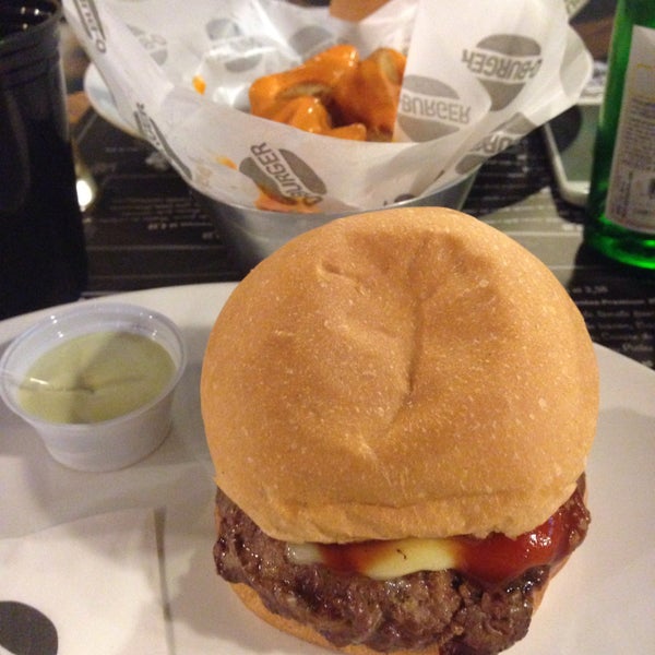 Foto diambil di Q-Burger oleh Porro S. pada 5/30/2015