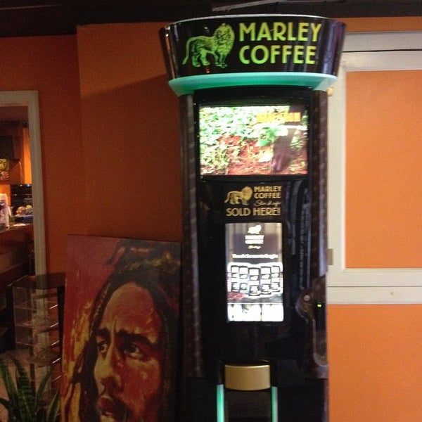 Das Foto wurde bei Mangos Caribbean Restaurant von Matthew &quot;True&quot; N. am 9/28/2014 aufgenommen