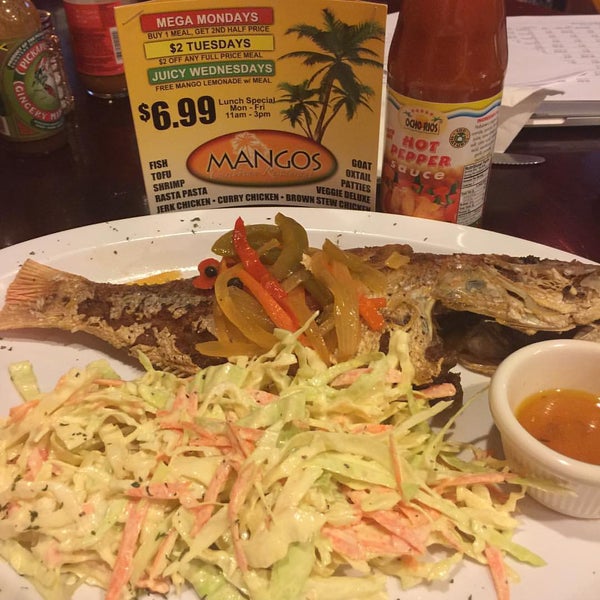 Das Foto wurde bei Mangos Caribbean Restaurant von Matthew &quot;True&quot; N. am 12/1/2015 aufgenommen