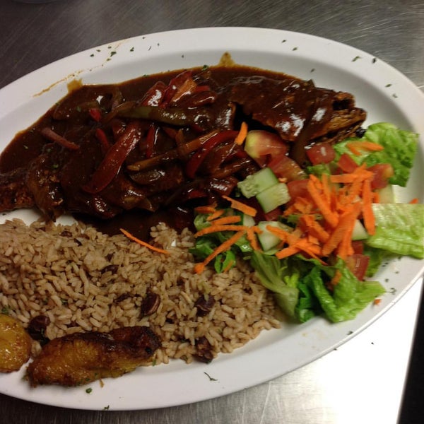 Photo prise au Mangos Caribbean Restaurant par Matthew &quot;True&quot; N. le9/4/2015