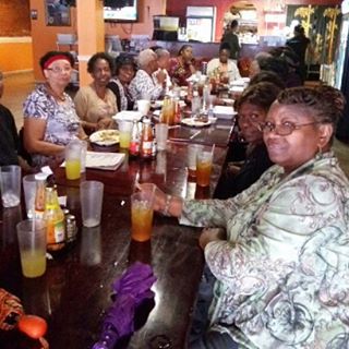 Das Foto wurde bei Mangos Caribbean Restaurant von Matthew &quot;True&quot; N. am 9/26/2015 aufgenommen